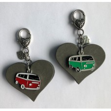 Leren hart hanger met 2 Volkswagen busjes rood en groen